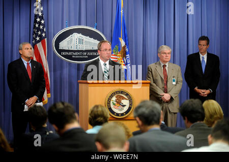 Jeffrey Taylor, US-Staatsanwalt für den Bezirk Columbia (C), spricht neben Joseph Persichini Jr. (L), Assistant Director, FBI Washington Field Office, Alexander Lazaroff (R), Chief Postal Inspector, US Postal Inspection Service, und Ken Kole, Assistant U.S. Attorney für die Districk fo Columbia, während einer Pressekonferenz die Freigabe der Absolvent jury Dokumente über den milzbrand Mailings von 2001 an der Justiz in Washington am 6. August 2008. Bruce Edwards Ivins, Leitung verdächtigen des FBI im Falle Selbstmord in der vergangenen Woche als Ermittler Vorbereiten der Cha wurden Stockfoto