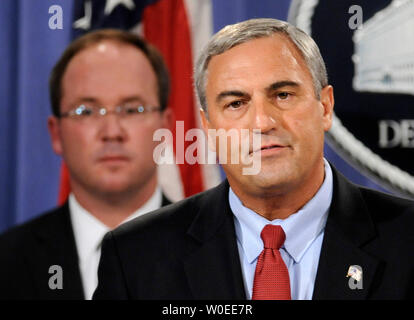 Joseph Persichini Jr. (R), Assistant Director, FBI Washington Field Office, spricht neben Jeffrey Taylor, US-Staatsanwalt für den Distrikt von Columbia, während einer Pressekonferenz die Freigabe der Absolvent jury Dokumente über den milzbrand Mailings von 2001 an der Justiz in Washington am 6. August 2008. Bruce Edwards Ivins, Leitung verdächtigen des FBI im Falle Selbstmord in der vergangenen Woche als Ermittler bereiteten ihm mit Mord im Zusammenhang mit den Anschlägen zu berechnen. Taylor sagte, die Gerechtigkeit Ausschlussverfahren hatte genug Beweise Ivins schuldig über jeden vernünftigen Zweifel erhaben zu finden. (UPI Stockfoto