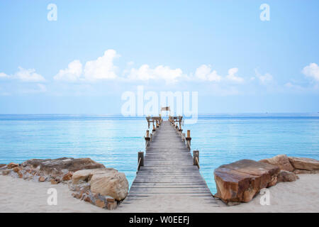 Holzbrücke pier Boot im Meer und dem hellen Himmel auf Koh Kood, trat in Thailand. Stockfoto