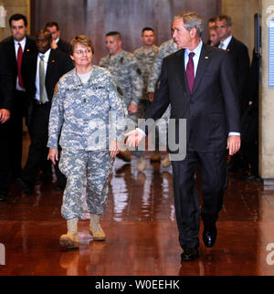 Präsident George W. Bush (R) Wanderungen mit Generalmajor Carla Hawley-Bowland nach dem Besuch mit verwundeten Soldaten am Walter Reed Army Medical Center in Washington am 9. September 2008. (UPI Foto/Kevin Dietsch) Stockfoto