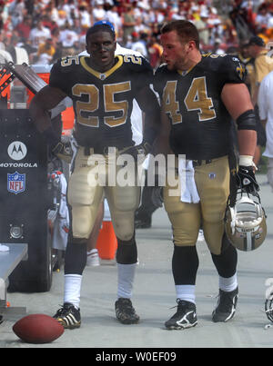 New Orleans Saints Reggie Bush zurück laufen (25) und Mike Karney sprechen auf dem Nebenerwerb, wie die Heiligen die Washington Redskins an FedEx Field in Landover, Maryland, am 14. September 2008 spielen. (UPI Foto/Kevin Dietsch) Stockfoto