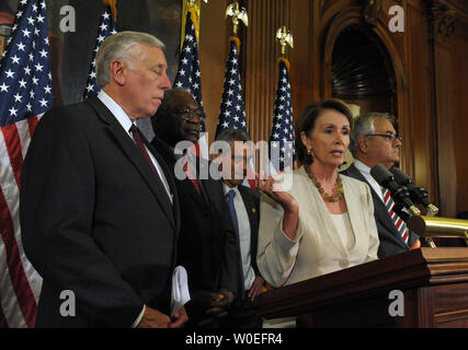 Sprecher des Repräsentantenhauses, Nancy Pelosi, D-CA, spricht während einer Pressekonferenz nach der Niederlage der $ 700 Mrd. financial bailout Bill auf dem Capitol Hill in Washington am 29. September 2008. Das Abkommen, um die Hypotheken- und Bankensektor durch die Bereitstellung von Bargeld und die notleidenden Kredite in den Büchern stabilisieren, schwankte, als zwei Drittel der Republikaner gegen den Plan der Regierung Bush gestimmt. Von links sind Reps. Steny Hoyer, D-MD, James Clyburn, D-SC, RahmEmanuel, D-IL, Pelosi, und Vorsitzender des Ausschusses für Finanzdienstleistungen Rep. Barney Frank, D-MA. (UPI Foto/Roger L. Wollenb Stockfoto