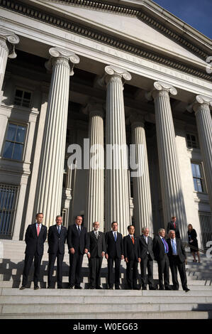 Zentralbankpräsidenten Mark Carney (Kanada), Christian Noyer (Frankreich), Axel Weber (Deutschland), US-Notenbank Ben Bernanke, Mario Draghi (Italien), Masaaki Shirakawa (Japan), Mervyn King (UK), der Europäischen Zentralbank, Jean-Claude Trichet, und der geschäftsführende Direktor des IWF, Dominique Strauss-Kahn (L, R) stellen Sie sich auf die Schritte der Abteilung Treasury, wie sie in Washington am 10. Oktober 2008 fotografiert werden. Die Minister sind in der Stadt für die halbjährlich die Weltbank und der Internationale Währungsfonds Konferenz, die dieses Wochenende. (UPI Foto/Roger L. Wollenberg) Stockfoto