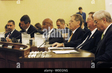 (L und R) New York reg. David Paterson, South Carolina reg. Mark Sanford, Bürgermeister Douglas Palmer, Stadt von Trenton, New Jersey, Chief Administrative Officer für Montgomery County Timothy Firestine, David Mongan, amerikanische Gesellschaft der Bauingenieure, und Dennis Van Roekel, Präsident National Education Association erscheinen bei einer vollen Ausschuss für Wege und Mittel Anhörung auf dem Capitol Hill in Washington am 29. Oktober 2008. Die Verhandlung konzentrierte sich auf Herausforderungen für staatliche und lokale Regierungen während der Wirtschaftskrise und Lösungen arbeiten Amerikanische Familien zu helfen. (UPI Foto/Alexis C Glenn) Stockfoto