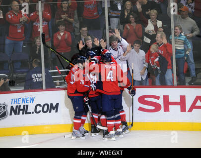 Washington Capitals feiern ihr zweites Ziel von Tom Poti gegen die New York Rangers zählte im Verizon Center in Washington am 8. November 2008. (UPI Foto/Alexis C Glenn) Stockfoto