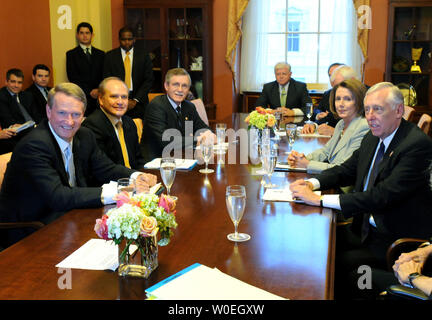 Sprecher des Repräsentantenhauses Nancy Pelosi (D-CA) (2 nd-R), Haus-Majorität Führer Steny Hoyer (D-MD) und anderen Vertretern treffen mit Rick Wagoner (L), CEO von General Motors Corp., Robert Nardelli (2-L), Vorsitzender und CEO der Chrysler LLC und Ron Gettelfinger, Präsident der Gewerkschaft United Auto Workers, in ihrem Büro auf dem Capitol Hill in Washington am 6. November 2008. Die Automobilhersteller über die Möglichkeit einer Rettungsaktion der Regierung. (UPI Foto/Kevin Dietsch) Stockfoto