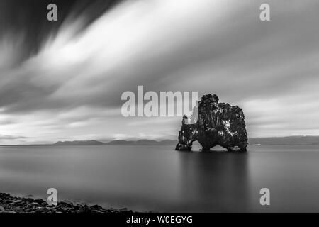 Schwarze und weiße lange Belichtung Foto, 377 s, der berühmten Fels Hvítserkur, Norden Islands. Im Sommer in der blauen Stunde aufgenommen. Schöne wolken Motion Blur, weicher Kontrast, imaginäre Gestalt Stockfoto