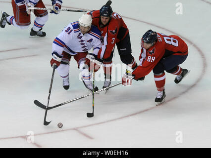 Washington Capitals Tom Poti (C) und Tyler Sloan double Team New York Rangers Markus Naslund, wie sie den Puck während der dritten Periode im Verizon Center in Washington Chase am 8. November 2008. (UPI Foto/Alexis C Glenn) Stockfoto
