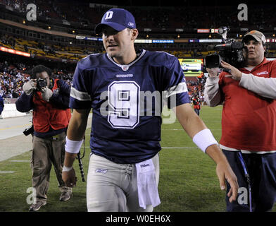 Dallas Cowboys Quarterback Tony Romo geht weg vom Feld, nachdem die Cowboys die Washington Redskins 14-10 am FedEx Feld in Landover, Maryland am 16. November 2008 abgelehnt. (UPI Foto/Kevin Dietsch) Stockfoto