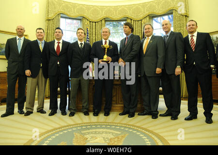 Us-Präsident George W. Bush (Mitte) mit Mitgliedern der US-Ryder Cup Team während einer Foto-op im Oval Office am 17. November 2008. (UPI Foto/Kevin Dietsch) Stockfoto