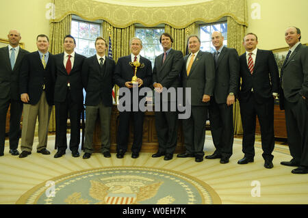 Us-Präsident George W. Bush (Mitte links) stellt mit den Mitgliedern der US-Ryder Cup Team während einer Foto-op im Oval Office am 17. November 2008. (UPI Foto/Kevin Dietsch) Stockfoto