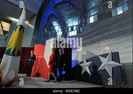 Us-Präsident George W. Bush und First Lady Laura Bush werden von Smithsonian Institution Sekretär G. Wayne Clough während einer Zeremonie zu Ehren der Wiedereröffnung des nationalen Museum der amerikanischen Geschichte in Washington am 19. November 2008 begrüßt. Das Museum geschlossen wegen Renovierungsarbeiten für zwei Jahre, öffnet wieder für die Öffentlichkeit am 21. November. (UPI Foto/Roger L. Wollenberg) Stockfoto