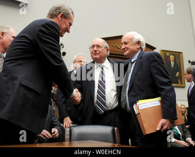 Senator Carl Levin (D-MI) (C) und Rep. Sandy Levin (D-MI) (R) Grüße Richard Wagoner, Jr., Chairman und CEO von General Motors, vor dem House Financial Services Committee Hearing über die finanziellen Bedingungen der amerikanischen Automobilindustrie in Washington am 19. November 2008. (UPI Foto/Kevin Dietsch) Stockfoto