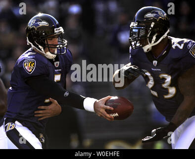 Baltimore Ravens Quarterback Joe Flacco (L) Hände weg zu zurück Willis McGahee laufen während der Tannen Viertel gegen die Philadelphia Eagles bei M&T Bank Stadium in Baltimore, Maryland am 23. November 2008. Die Ravens besiegten die Adler 36-7. (UPI Foto/Kevin Dietsch) Stockfoto