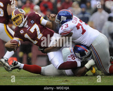 Washington Redskins Quarterback Jason Campbell ist sacked durch New York Giants Danny Clark (73) Im zweiten Quartal FedEx Field in Landover, Maryland am 30. November 2008. (UPI Foto/Kevin Dietsch) Stockfoto