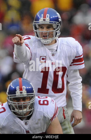 New York Giants Quarterback Eli Manning (10) Ruft ein Spiel über die Mitte Shaun O'Hara im ersten Quartal gegen die Washington Redskins an FedEx Field in Landover, Maryland am 30. November 2008. (UPI Foto/Kevin Dietsch) Stockfoto