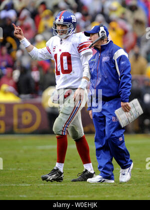 New York Giants Quarterback Eli Manning (10) Spricht mit Riesen Head Coach Tom Coughlin während einer Zeit im zweiten Quartal gegen die Washington Redskins an FedEx Field in Landover, Maryland am 30. November 2008. (UPI Foto/Kevin Dietsch) Stockfoto