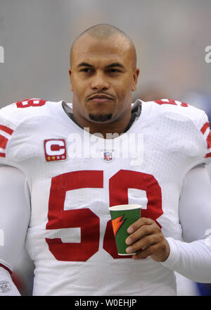 New York Giants line Backer Antonion Pierce ist am Rande gesehen wie die Riesen die Washington Redskins an FedEx Field in Landover, Maryland am 30. November 2008 spielen. (UPI Foto/Kevin Dietsch) Stockfoto
