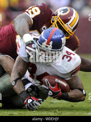 New York Giants Derrickkran-bezirk wird von Washington Redskins London Flectcher im zweiten Quartal FedEx Field in Landover, Maryland am 30. November 2008 beendet. (UPI Foto/Kevin Dietsch) Stockfoto