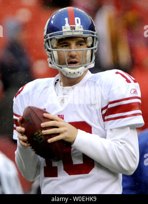 New York Giants Quarterback Eli Manning erwärmt sich vor dem Riesen Spiel gegen die Washington Redskins an FedEx Field in Landover, Maryland am 30. November 2008. (UPI Foto/Kevin Dietsch) Stockfoto