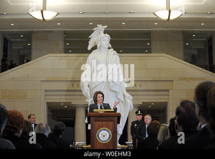 Sprecher des Repräsentantenhauses, Nancy Pelosi, D-CA, spricht während der Eröffnung des U.S. Capitol Visitor Center in Washington am 2. Dezember 2008. Das Zentrum, das seit fast einem Jahrzehnt nahm zu planen und zu bauen, sind willkommen bis zu 20.000 Menschen pro Tag. Am Recht ist Mehrheitsführer im Senat, Harry Reid, D-NV, auf der linken Seite ist Haus Minderheit Führer John Boehner, R-OH. Eine Nachbildung der Freiheitsstatue, die auf dem Kapitol Kuppel sitzt, steht im Hintergrund. (UPI Foto/Roger L. Wollenberg) Stockfoto