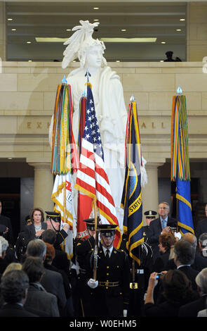 Die Farben sind während der Eröffnung des U.S. Capitol Visitor Center in Washington am 2. Dezember 2008 in den Ruhestand. Das Zentrum, das seit fast einem Jahrzehnt nahm zu planen und zu bauen, sind willkommen bis zu 20.000 Menschen pro Tag. Eine Nachbildung der Freiheitsstatue, die auf dem Kapitol Kuppel sitzt, steht im Hintergrund. (UPI Foto/Roger L. Wollenberg) Stockfoto