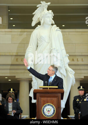 Mehrheitsführer im Senat, Harry Reid, D-NV, spricht während der Eröffnung des U.S. Capitol Visitor Center in Washington am 2. Dezember 2008. Das Zentrum, das seit fast einem Jahrzehnt nahm zu planen und zu bauen, sind willkommen bis zu 20.000 Menschen pro Tag. Auf der linken Seite ist Sprecherin des Repräsentantenhauses, Nancy Pelosi, D-CA. Eine Nachbildung der Freiheitsstatue, die auf dem Kapitol Kuppel sitzt, steht im Hintergrund. (UPI Foto/Roger L. Wollenberg) Stockfoto