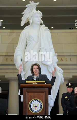 Sprecher des Repräsentantenhauses, Nancy Pelosi, D-CA, spricht während der Eröffnung des U.S. Capitol Visitor Center in Washington am 2. Dezember 2008. Das Zentrum, das seit fast einem Jahrzehnt nahm zu planen und zu bauen, sind willkommen bis zu 20.000 Menschen pro Tag. Eine Nachbildung der Freiheitsstatue, die auf dem Kapitol Kuppel sitzt, steht im Hintergrund. (UPI Foto/Roger L. Wollenberg) Stockfoto