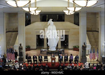 Sprecher des Repräsentantenhauses, Nancy Pelosi, D-CA, spricht während der Eröffnung des U.S. Capitol Visitor Center in Washington am 2. Dezember 2008. Das Zentrum, das seit fast einem Jahrzehnt nahm zu planen und zu bauen, sind willkommen bis zu 20.000 Menschen pro Tag. Eine Nachbildung der Freiheitsstatue, die auf dem Kapitol Kuppel sitzt, steht im Hintergrund. (UPI Foto/Roger L. Wollenberg) Stockfoto