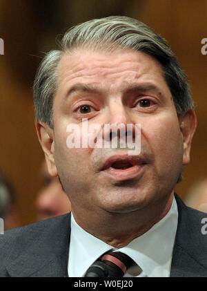 Der Comptroller General Gene Dodaro des Government Accountability Office bezeugt vor dem Senat Banking Wohnungswesen und Stadtentwicklung Ausschuss über den Zustand der US-Automobilindustrie auf dem Capitol Hill in Washington am 4. Dezember 2008. Chrysler, GM und Ford bitten Kongress für Milliarden von Dollar die Industrie Wetter die aktuelle wirtschaftliche Krisen zu helfen. (UPI Foto/Roger L. Wollenberg) Stockfoto