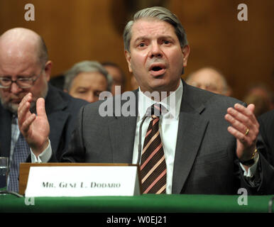 Der Comptroller General Gene Dodaro des Government Accountability Office bezeugt vor dem Senat Banking Wohnungswesen und Stadtentwicklung Ausschuss über den Zustand der US-Automobilindustrie auf dem Capitol Hill in Washington am 4. Dezember 2008. Chrysler, GM und Ford bitten Kongress für Milliarden von Dollar die Industrie Wetter die aktuelle wirtschaftliche Krisen zu helfen. (UPI Foto/Roger L. Wollenberg) Stockfoto