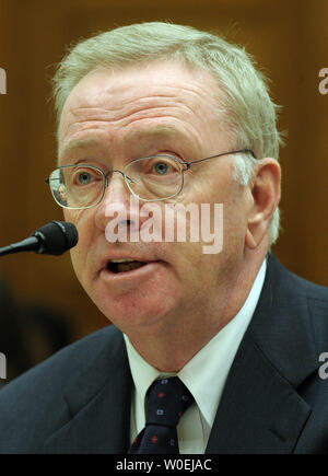 Richard Syron, ehemaliger CEO von Freddie Mac, bezeugt vor einem Haus Aufsicht und die Regierung die Reform des Ausschusses über die Rolle von Fannie Mae und Freddie Mac in der Finanz- und der Hypothek Krisen auf dem Capitol Hill in Washington am 9. Dezember 2008. (UPI Foto/Roger L. Wollenberg) Stockfoto