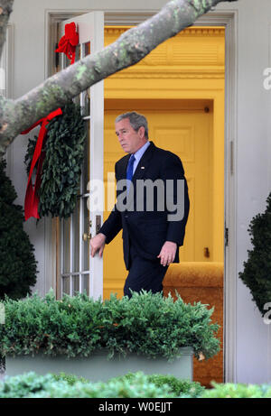 Präsident George W. Bush verlässt das Oval Office, als er sich auf den Weg macht, um Marine One, als er das Weiße Haus für einen Tagesausflug nach Carlisle, Pennsylvania, in Washington am 17. Dezember 2008 fährt. (UPI Foto/Kevin Dietsch) Stockfoto