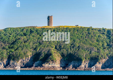 Frankreich, Bretagne, Goulet de Brest, Brest, Telekommunikation Turm am Rande der Klippen Stockfoto