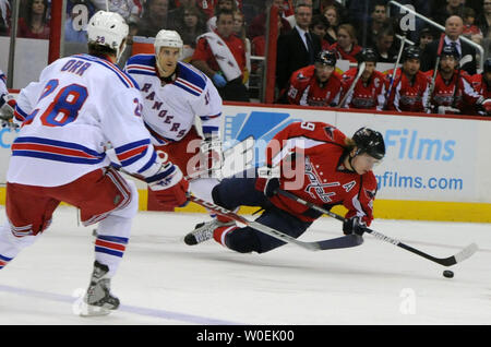 Washington Capitals Nicklas Backstrom (19) fällt, als er den Puck von den New York Rangers während der ersten Zeit vergeht im Verizon Center in Washington am 3. Januar 2009. (UPI Foto/Alexis C Glenn) Stockfoto