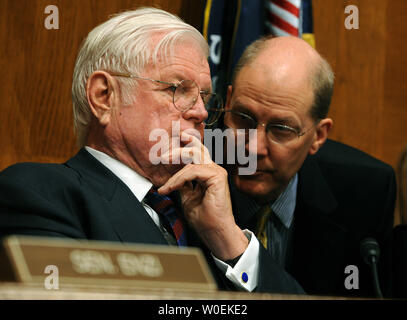 Senator Edward Kennedy, D-MA, Gespräche mit ein Adjutant, als er über den Senat Gesundheit, Bildung, Arbeit und Pensionen Ausschuss Anhörung für die ehemaligen Mehrheitsführer im Senat Tom Daschle, D-SD, vom Präsidenten nominiert vorsteht, Barack Obama, Minister für Gesundheit und Soziales, auf dem Capitol Hill in Washington am 8. Januar 2009. (UPI Foto/Roger L. Wollenberg) Stockfoto