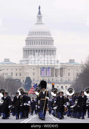 Eine Militärkapelle spielt wie es macht seinen Weg bis der Pennsylvania Avenue während die Generalprobe für die erste Parade in Washington am 11. Januar 2009. Präsident Barack Obama den Amtseid nehmen und den 44. Präsident der Vereinigten Staaten werden am 20. Januar 2009. Millionen sind in Washington erwartet. (UPI Foto/Kevin Dietsch) Stockfoto