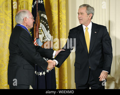 Us-Präsident George W. Bush (R) schüttelt Hände mit John Howard, ehemaliger Premierminister von Australien, nach der Verleihung Präsidentenmedaille der Freiheit während einer Zeremonie im Weißen Haus in Washington am 13. Januar 2009. (UPI Foto/Kevin Dietsch) Stockfoto