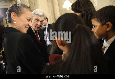 Ehemalige Virginia Senator John Warner Gespräche zur Familie der Eric Holder, Präsident Barack Obama pick Attorney General, während seiner Senat-rechtsausschusse Anhörung auf dem Capitol Hill in Washington am 15. Januar 2009. (UPI Foto/Kevin Dietsch) Stockfoto