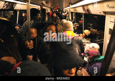 Eine überfüllte U-Bahn Auto gesehen überschrift in die Stadt auf der Einweihung Tag in Washington am 20. Januar 2009. Barack Obama als 44. Präsident der Vereinigten Staaten von Amerika heute Mittag vereidigt werden. (UPI Foto/Kevin Dietsch) Stockfoto