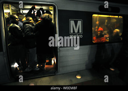 Eine überfüllte U-Bahn Auto gesehen überschrift in die Stadt auf der Einweihung Tag in Washington am 20. Januar 2009. Barack Obama als 44. Präsident der Vereinigten Staaten von Amerika heute Mittag vereidigt werden. (UPI Foto/Kevin Dietsch) Stockfoto