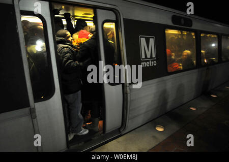 Eine überfüllte U-Bahn Auto gesehen überschrift in die Stadt auf der Einweihung Tag in Washington am 20. Januar 2009. Barack Obama als 44. Präsident der Vereinigten Staaten von Amerika heute Mittag vereidigt werden. (UPI Foto/Kevin Dietsch) Stockfoto