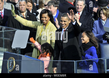 Präsident Barack Obama Wellen neben seiner Frau Michelle und ihren Töchtern Sasha (L), 10, und Malia, 7, nachdem er in der 44. Präsident der Vereinigten Staaten von Amerika während seiner Einweihung auf dem Capitol Hill in Washington vereidigt am 20. Januar 2009. (UPI Foto/Kevin Dietsch) Stockfoto