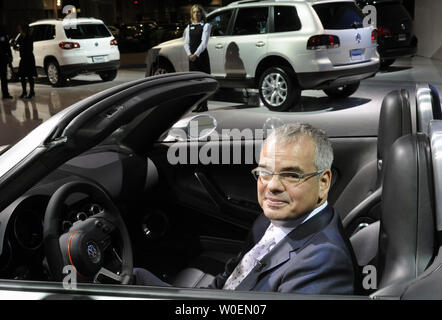 Volkswagen Konzern von Amerika Präsident und CEO Stefan Jacoby sitzt in einem VW Cabrio während der Washington Auto Show in Washington am 3. Februar 2009. (UPI Foto/Alexis C Glenn) Stockfoto