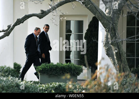 Präsident Barack Obama geht in das Oval Office mit Phil Schiliro, Assistent des Präsidenten für legislative Angelegenheiten, wie sie das Weiße Haus in Washington am 4. Februar 2009 zurück. Obama besucht mit Demokraten im Senat auf das Newseum in Washington. (UPI Foto/Kevin Dietsch) Stockfoto