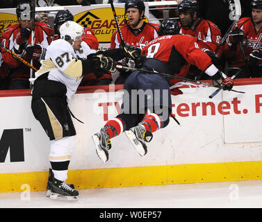 Pittsburgh Penguins Sidney Crosby (87) überprüft, Washington Capitals Alexander Ovechkin (8) in den Washington Sitzbank in der zweiten Periode während des Spiels im Verizon Center in Washington, DC am 22. Februar 2009. Die beiden NHL-Stars hatte kurz nach der Veranstaltung. (UPI Foto/Pat Benic) Stockfoto