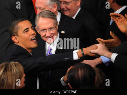 Präsident Barack Obama erreicht die Hände mit Mitgliedern des Kongresses zu schütteln, als er eine gemeinsame Sitzung des Kongresses auf dem Capitol Hill in Washington am 24. Februar 2009 zu Adresse ankommt. Obama erhielt zahlreiche stehende Ovationen, als er seinen Wirtschaftsplan für das Land erläutert. (UPI Foto/Pat Benic) Stockfoto