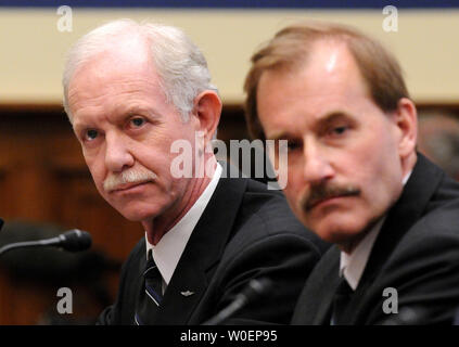 Die Piloten der US Airways Flug 1549, Captain Chesley Sullenberger III (L) und First Officer Jeffrey Skiles, bezeugen vor einem Haus Aviation Unterausschuss Anhörung auf der US Airways Flug 1549 Unfall, in Washington am 24. Februar 2009. US Airways Flug 1549 Flugzeugabsturz in den Hudson River von New York City landete auf dem 18. Januar, fünf Minuten nach dem Start vom Flughafen LaGuardia, es gab keine Verletzten. (UPI Foto/Kevin Dietsch) Stockfoto