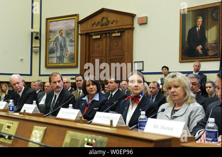 Die Piloten und Crew von US Airways Flug 1549, von Links nach Rechts, Captain Chesley Sullenberger III, First Officer Jeffrey Skiles, Flugbegleiter Sheila Dail, Donna Delle, und Doreen Waliser zusammen mit Air traffic control Robert Sumwalt III bezeugen vor einem Haus Aviation Unterausschuss Anhörung auf der US Airways Flug 1549 Unfall, in Washington am 24. Februar 2009. US Airways Flug 1549 Flugzeugabsturz in den Hudson River von New York City landete auf dem 18. Januar, fünf Minuten nach dem Start vom Flughafen LaGuardia, es gab keine Verletzten. (UPI Foto/Kevin Dietsch) Stockfoto