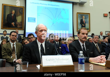 Die Piloten der US Airways Flug 1549, Captain Chesley Sullenberger III (L) und First Officer Jeffrey Skiles, bezeugen vor einem Haus Aviation Unterausschuss Anhörung auf der US Airways Flug 1549 Unfall, in Washington am 24. Februar 2009. US Airways Flug 1549 Flugzeugabsturz in den Hudson River von New York City landete auf dem 18. Januar, fünf Minuten nach dem Start vom Flughafen LaGuardia, es gab keine Verletzten. (UPI Foto/Kevin Dietsch) Stockfoto